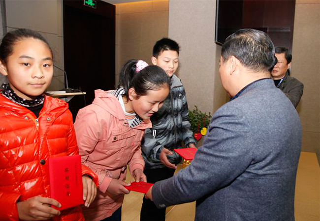 刘书华董事长参加“苏州市第六届光彩事业教育奖励金颁奖典礼” 刘书华董事长参加“苏州市第六届光彩事业教育奖励金颁奖典礼”