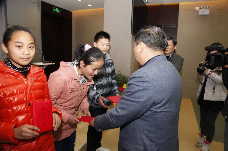 情系家乡 圆梦助学-刘书华董事长荣获淮安市洪泽区“圆梦助学”特别贡献奖