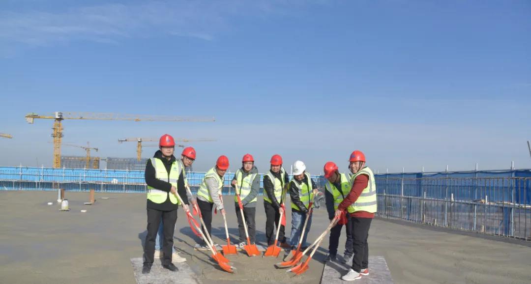 全力冲刺四季度!南京大学苏州校区(东区)教学楼、食堂项目举行封顶仪式 全力冲刺四季度!南京大学苏州校区(东区)教学楼、食堂项目举行封顶仪式