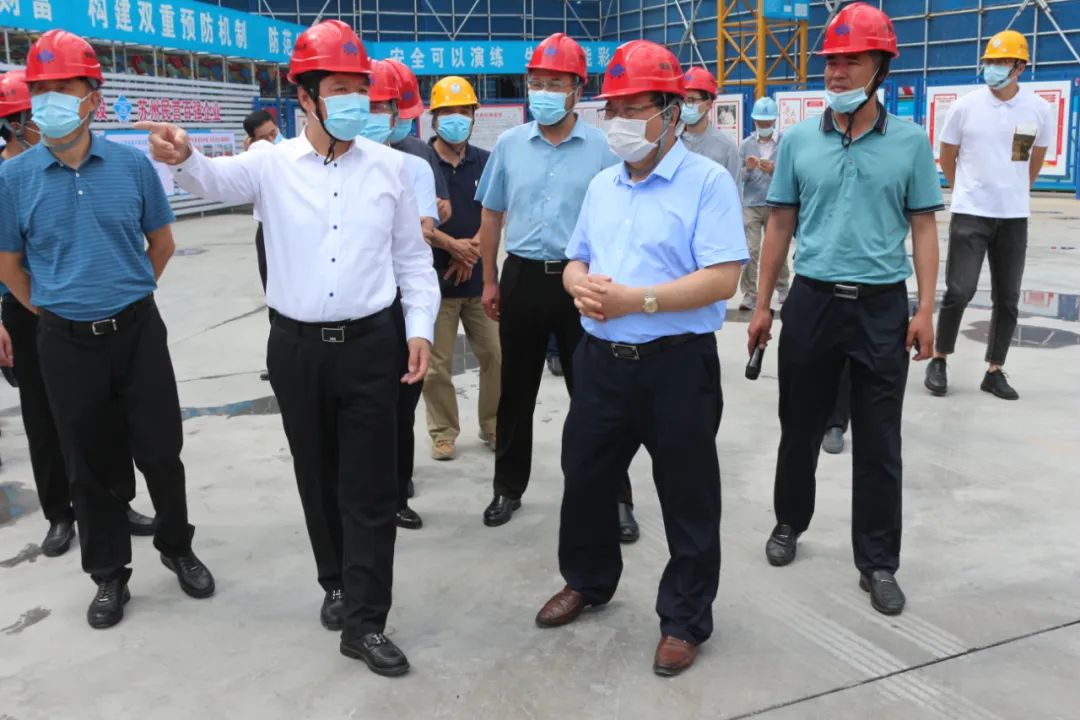 淮安市人民政府副市长张笑一行莅临集团公司承建的淮安市云林路中学项目检查指导工作