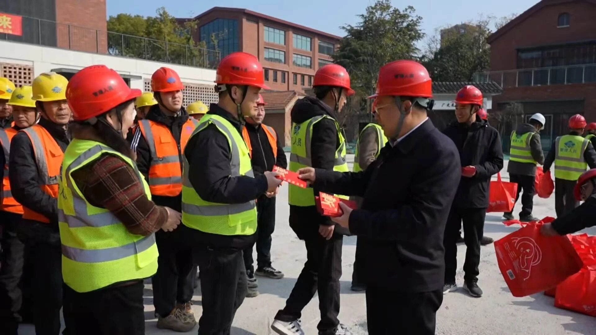 【春节慰问暖人心】苏州中设苏州第一丝厂改造提升项目留苏过年抢工期