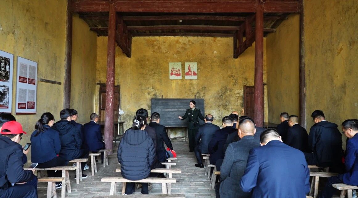 【纪念红军长征胜利 90 周年】苏州市工商联联合集团公司开展“清明祭英烈”活动